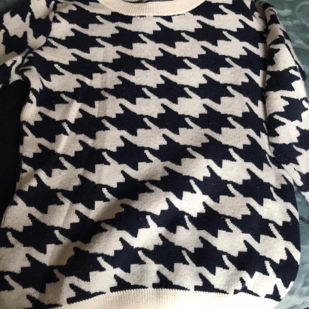 Gap navy and white pattern sweater
